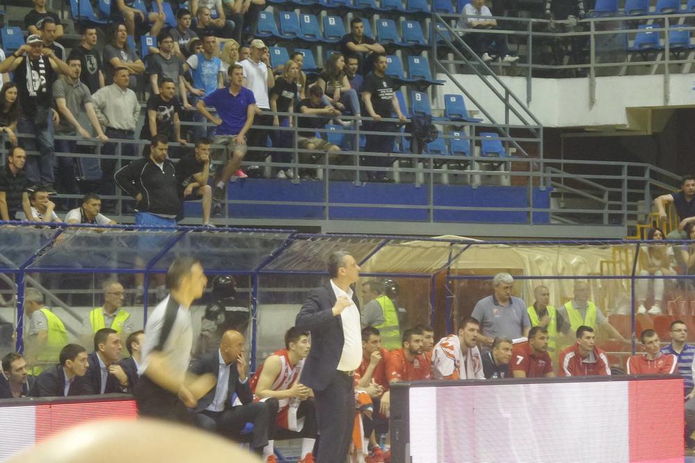 Poludeo od besa: Šta su to uradila Zvezdina deca, a što je nateralo Radonjića da pokida kravatu? (FOTO)