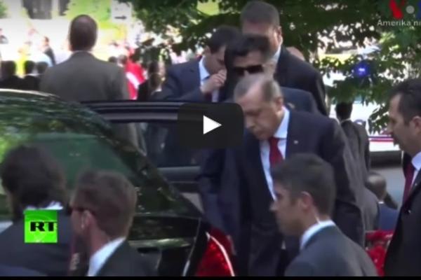 Naredio bodigardovima da tuku građane i gledao to: Amerikanci "razapeli" Erdogana (VIDEO)