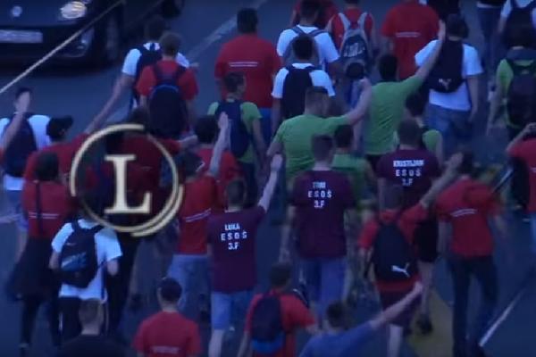 Dok se u Srbiji igralo kolo, u Hrvatskoj su maturu slavili uz povike "Za dom spremni" (VIDEO)