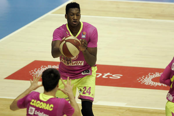 OGLASILI SE IZ BUDUĆNOSTI! Evo kako je košarkaš koji se danas SRUŠIO u banci!