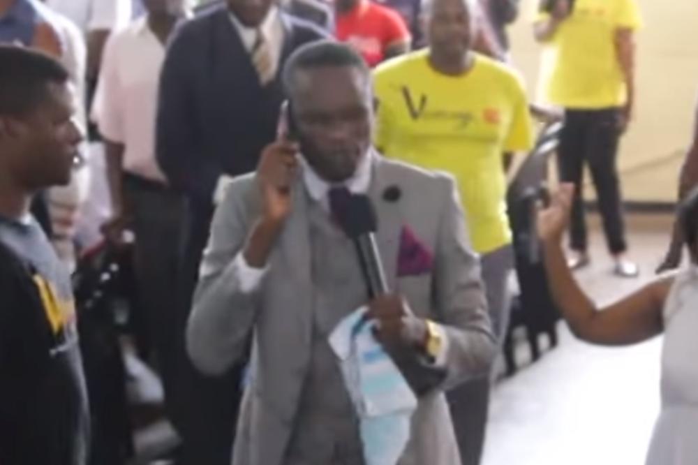 IMAM DIREKTNU LINIJU, zovnem ga kad mi je potreban! Ovaj Pop tvrdi da se čuje sa BOGOM na telefon i da ima njegov broj! (VIDEO)