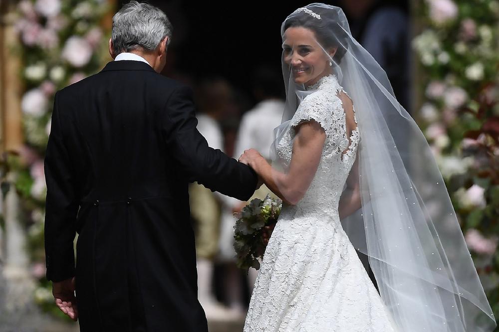 O NJOJ DANAS PRIČA CEO SVET: Pogledajte prvu fotografiju Pipe Midlton u venčanici od 50.000 evra! (FOTO)