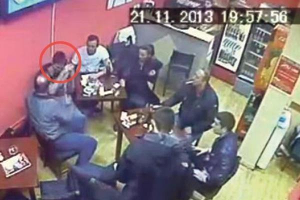 BRUTALNO MALTRETIRANJE U KLADIONICI: Pogledajte torturu zbog koje se nesrećni Dragan obesio! (UZNEMIRUJUĆI VIDEO)