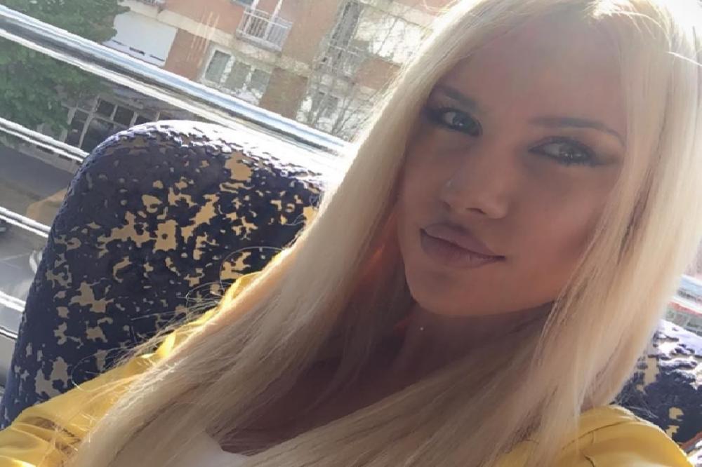 Srušila se usred kluba sa bine! Pevačica pala na nastupu i doživela veliku povredu kičme!