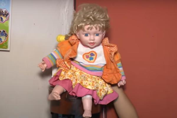 UKLETA LUTKA TERORIŠE PORODICU! Mrtva rođaka ju je zaposela, oni zbog ovoga noćima ne spavaju! (VIDEO)