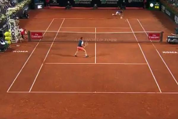 KLJUČNI POEN POLUFINALA: Nole je već gazio Tima, ali da nije ovde prkosio zakonima fizike, postalo bi čupavo! (VIDEO)