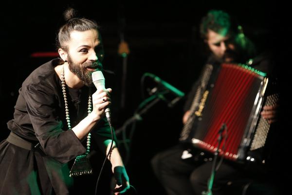 KOSATI BOSANAC STAO NA LUDI KAMEN! Božo Vrećo ženi svog dečka! (FOTO)