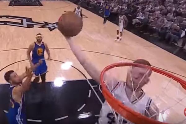 SPEKTAKL U REŽIJI DAVISA BERTANSA: Zakucavanje jednom rukom od koga je cela dvorana poskakala sa sedišta! (VIDEO)