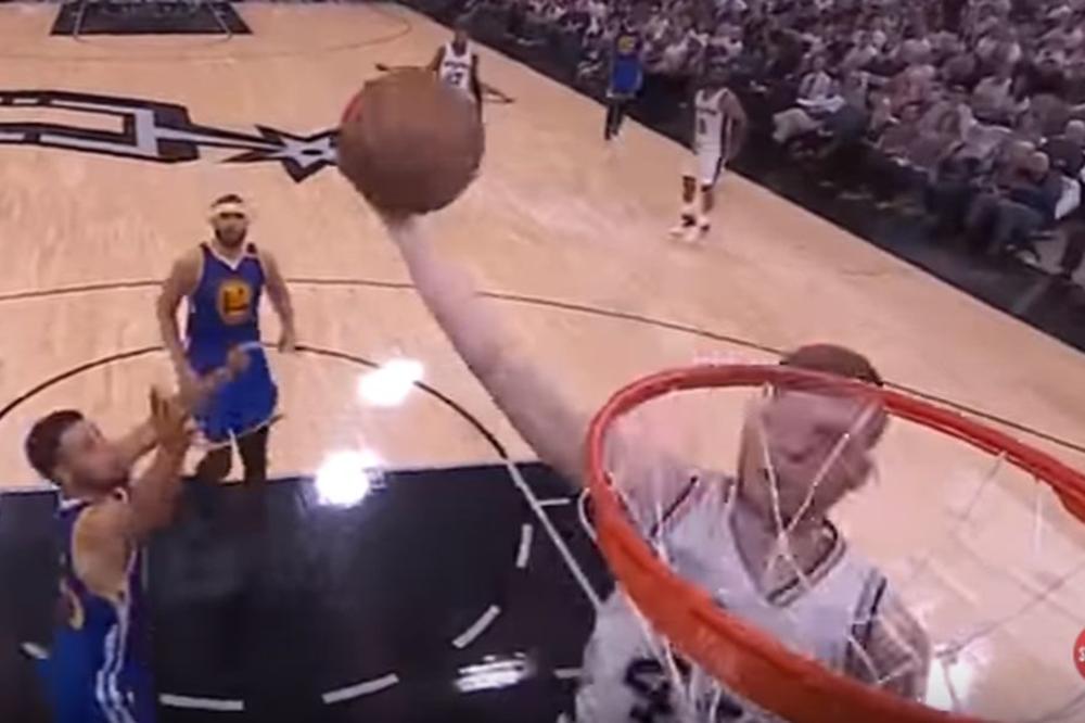 SPEKTAKL U REŽIJI DAVISA BERTANSA: Zakucavanje jednom rukom od koga je cela dvorana poskakala sa sedišta! (VIDEO)