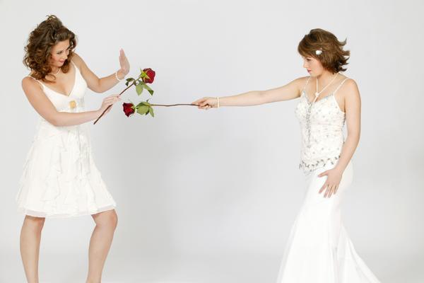 Zašto deveruše nose iste haljine? TU SE KRIJE JEDNO MRAČNO OBJAŠNJENJE!