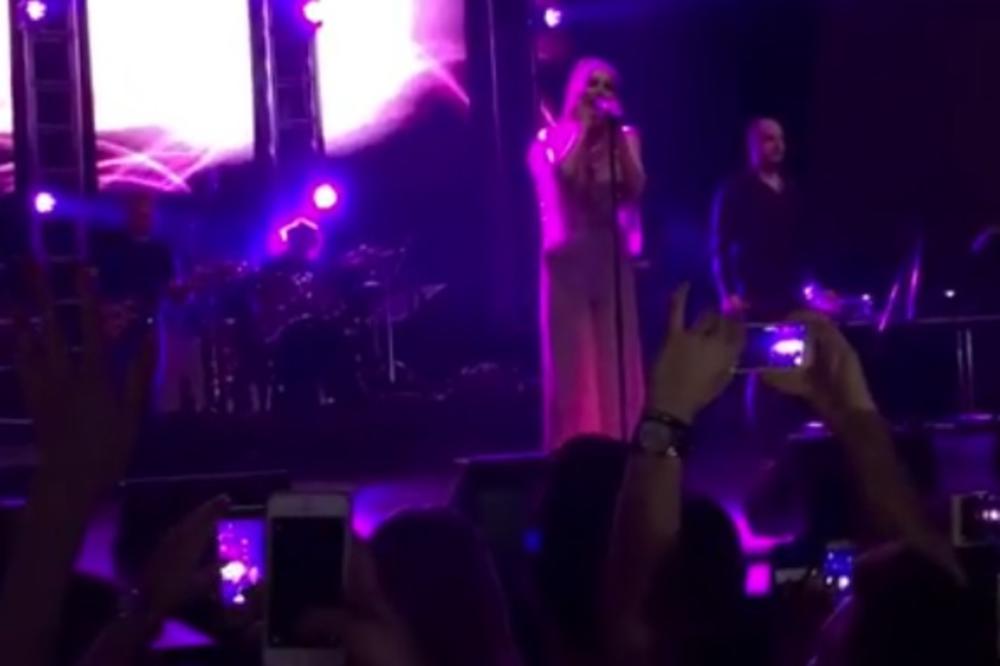 HAOTIČNO U LJUBLJANI: Ceca ostala bez cipela, a fanovi se dokopali i njenih minđuša (FOTO) (VIDEO)