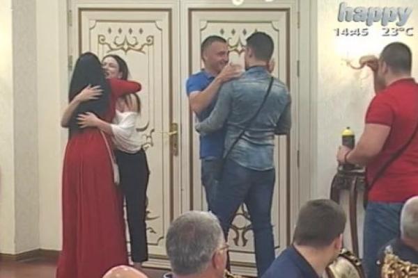 KOJI ŠOK! Učesnica Parova ponovo TRUDNA! Sada sa kolegom iz Parova! (FOTO)