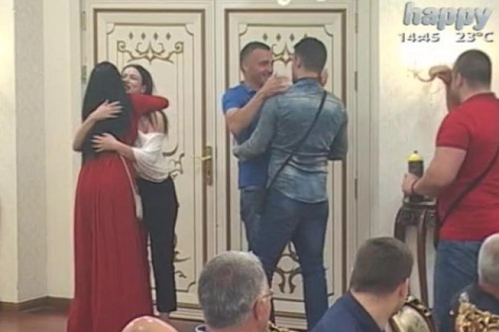 KOJI ŠOK! Učesnica Parova ponovo TRUDNA! Sada sa kolegom iz Parova! (FOTO)