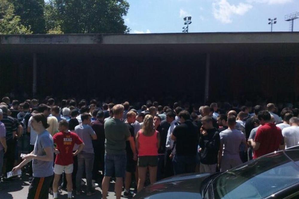 HUMSKA POD OPSADOM GROBARA: Ne pamti se kad su navijači poslednji put ovako okupirali svoj stadion! (FOTO)