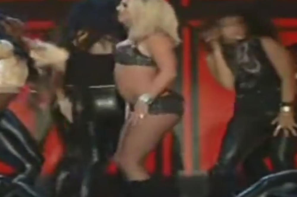 BILA JE NA PSIHIJATRIJI, OBRIJALA JE GLAVU I IMALA JE VIŠAK KILOGRAMA: Sada je veća bomba nego ikada! (FOTO) (VIDEO)