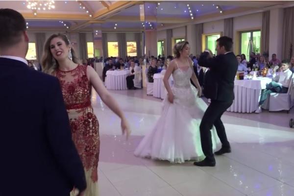 MLADENCI SU PLESALI, ALI JE KUM UKRAO ŠOU: Ovaj snimak iz Bosne mami osmeh, i potpuno je zarazan (VIDEO)