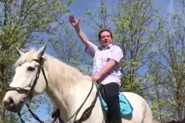 Taman kad smo mislili da ne može više da nas iznenadi: KARIĆ NA BELOM KONJU POZDRAVLJA SRBE! (VIDEO)