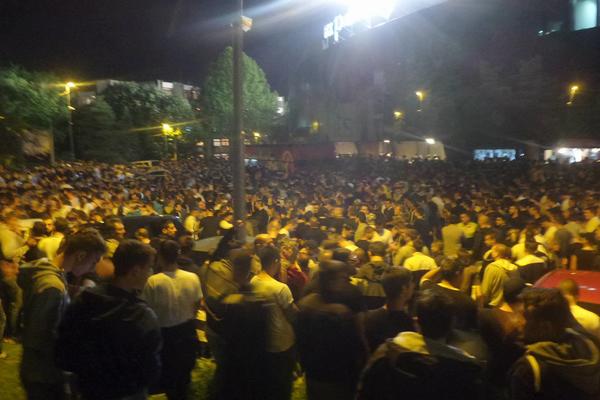 BEOGRAD JE CRNO-BEO! Korteo Grobara i igrača Partizana krenuo put Terazija! Atmosfera je spektakularna! (VIDEO)