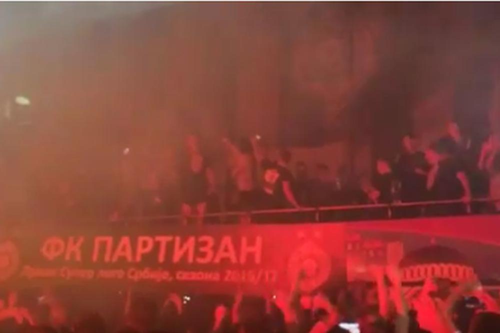 RUŽAN TRENUTAK NA SLAVLJU: Igrači Partizana zajedno sa navijačima pevali uvredljivu pesmu o Zvezdi! (VIDEO)