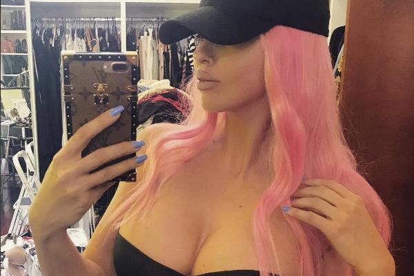 ISPROZIVALA NOVINARE, A NAROČITO NOVINARKE! Karleuša se snimala polugola da dokaže da ne koristi fotošop! (VIDEO)