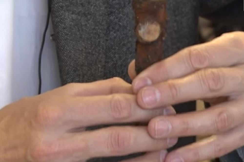 Na dnu reke pronašao zlatnik star 400 godina i vredan 17.000 dolara! (VIDEO)