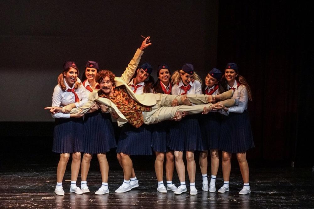 DOBRODOŠLI U SRBIJU! Predstava koja će vas nasmejati do suza slavi jubilej! (FOTO)