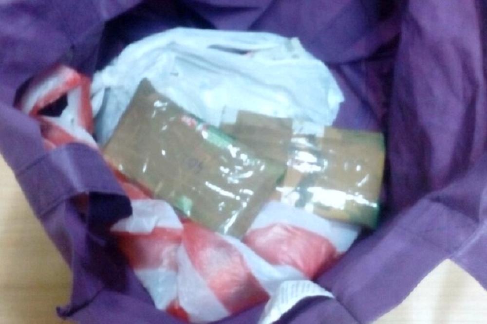 Turci su u luksuznom Porše Kajenu na carini prijavili samo lične stvari. Kad je carinik otvorio gepek, imao je šta da vidi... (FOTO)