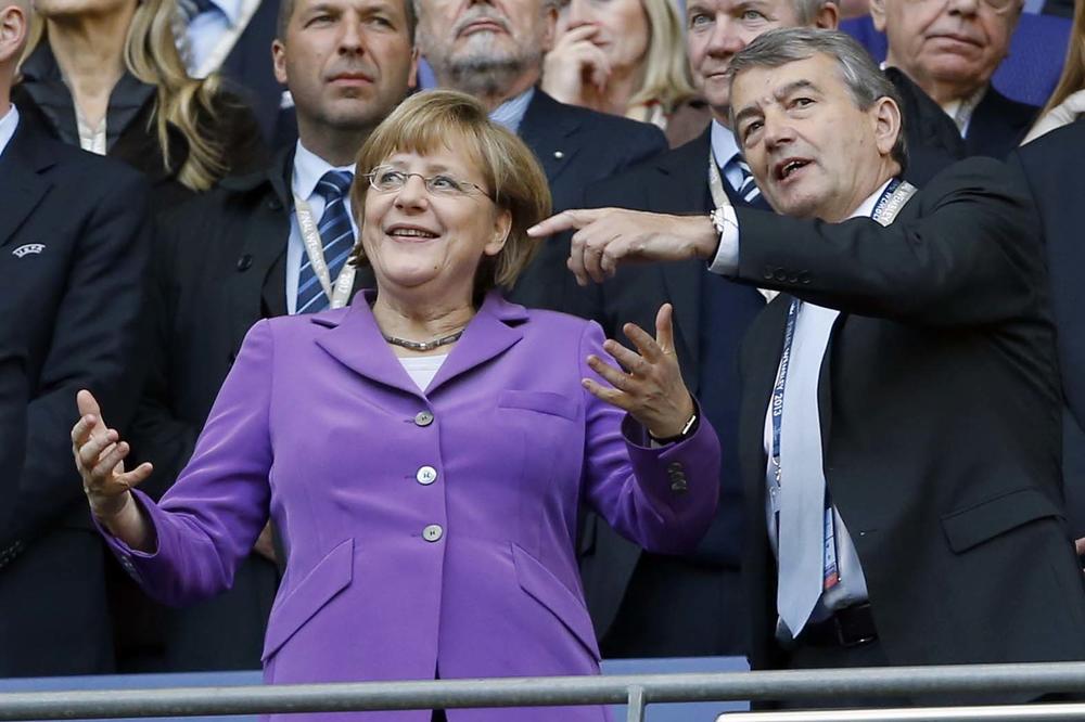 MERKEL OVAKVU ISPALU NIJE DOŽIVELA: Dočekala da joj neko SPUSTI SLUŠALICU, ova priča je HIT!