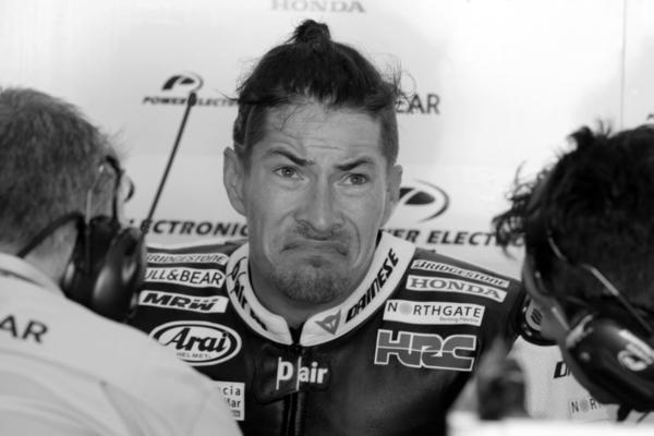 IZGUBIO BITKU: Bivši Moto GP šampion podlegao teškim povredama zadobijenim u stravičnoj saobraćajci! (FOTO)