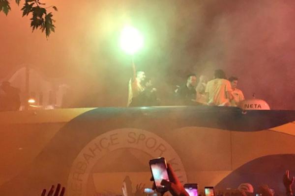 SPEKTAKL NA BOSFORU: Bogdan i Veseli sa bakljama krstarili ulicama Istanbula i slavili osvajanje Evrolige! (FOTO) (VIDEO)