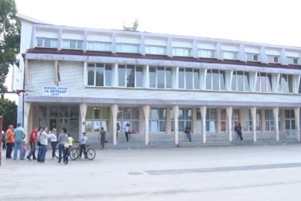 KO JE SRPSKU DECU ZAKLJUČAO U UČIONICI? Incident u školu u Bariču, roditelji van sebe! (VIDEO)