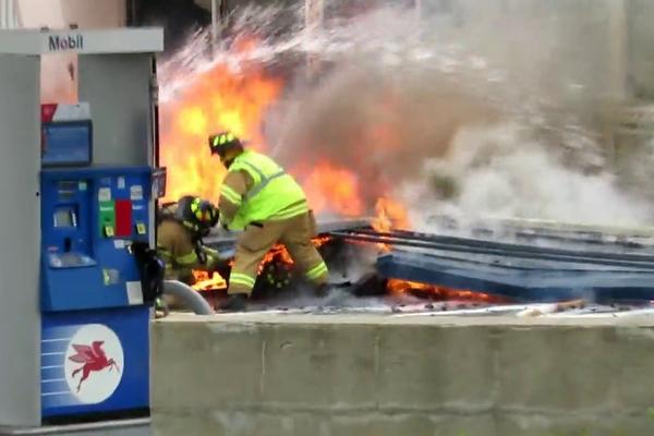 Zgrada u plamenu pala na vatrogasca, a njegove kolege pokazale šta su herojstvo! (VIDEO)