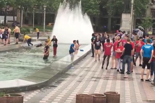 SLAVLJE UPRKOS KIŠI! Maturanti proslavili kraj škole, ni pljusak im nije smetao da se kupaju u fontani! (VIDEO)