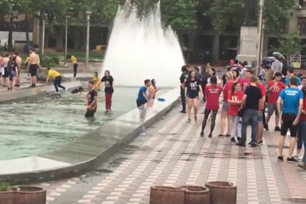 SLAVLJE UPRKOS KIŠI! Maturanti proslavili kraj škole, ni pljusak im nije smetao da se kupaju u fontani! (VIDEO)