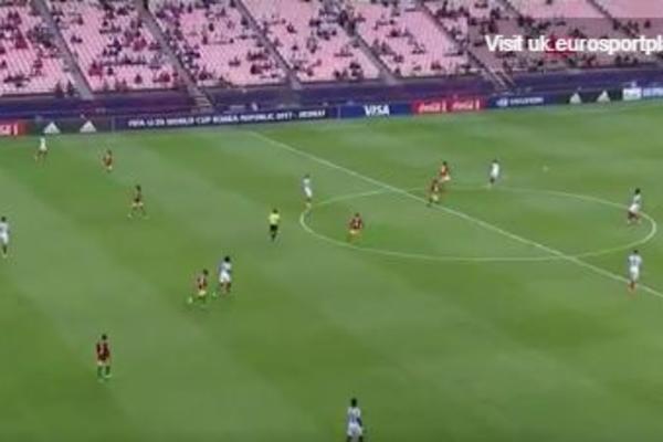 AUUUUU GLUPOST VEKA! Šta bi trebalo da se desi da postigneš autogol sa 45 metara? (VIDEO)