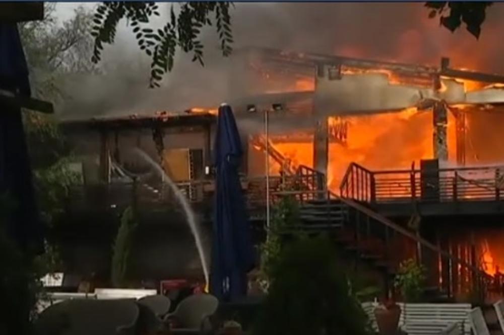 VELIKI POŽAR NA ADI CIGANLIJI, IZGORELA DVA KLUBA: 13 vatrogasnih vozila gasilo stihiju, nema povređenih! (VIDEO)