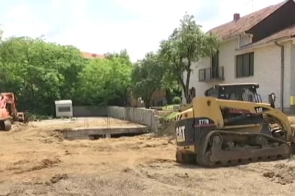 RUŠE VIKENDICE NA SAVSKOM NASIPU: Bageri stižu na adrese nelegalnih objekata! (FOTO)