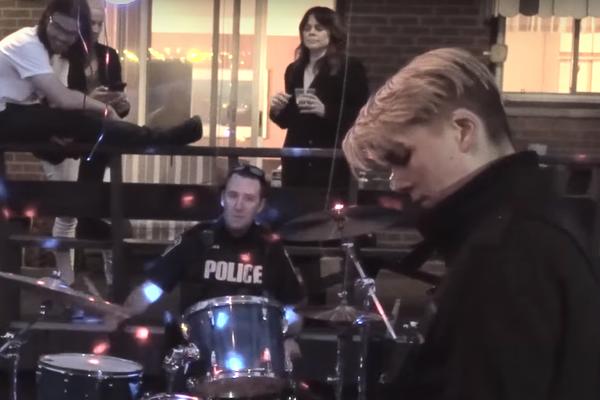 Komšije su se žalile na buku i poslale im policiju, ali pandur je uradio nešto neočekivano! (VIDEO)