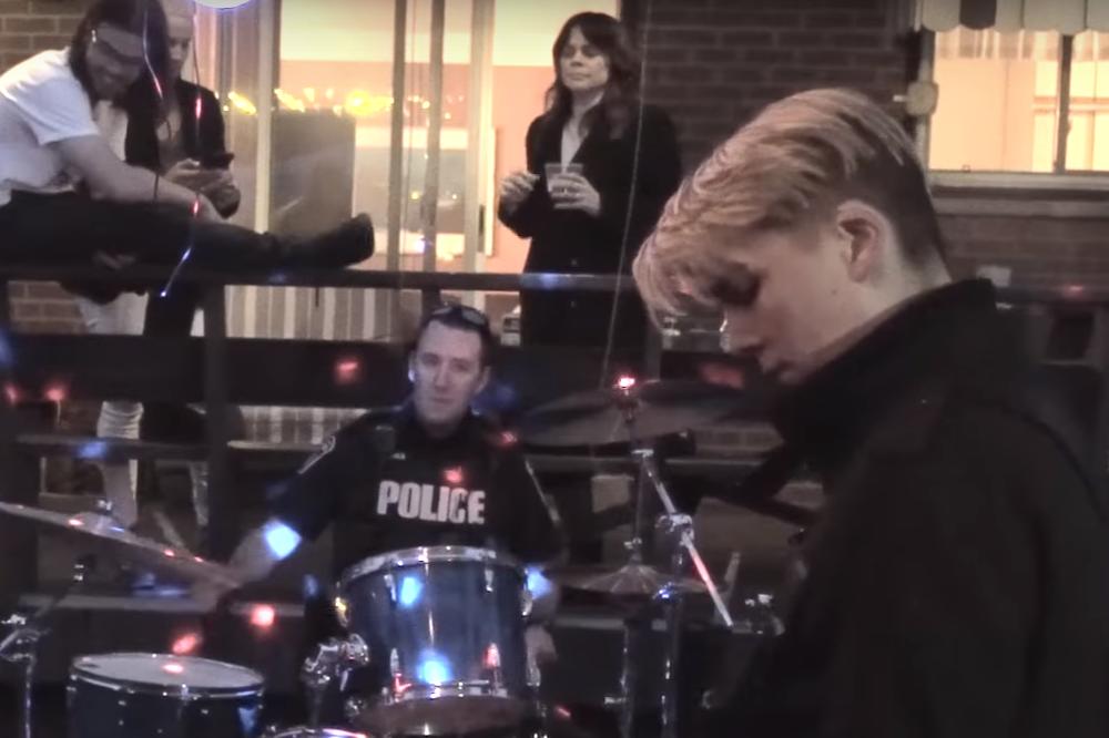 Komšije su se žalile na buku i poslale im policiju, ali pandur je uradio nešto neočekivano! (VIDEO)