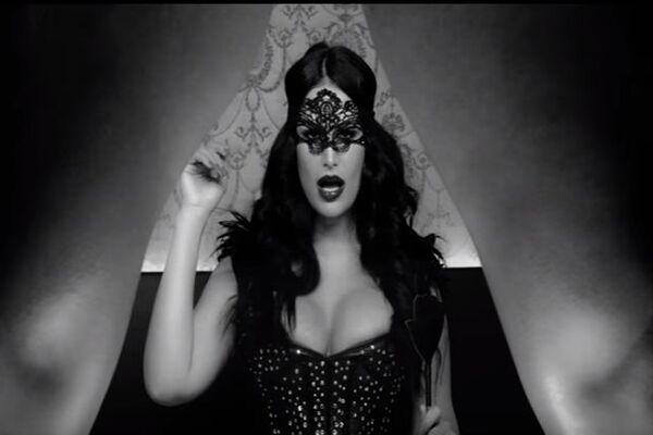 SAD GREBE ČKA KOSMIČKA, KU**A SAM... Indi snimila možda najgoru pesmu SVIH VREMENA! Fanovi opleli po pevačici (FOTO)