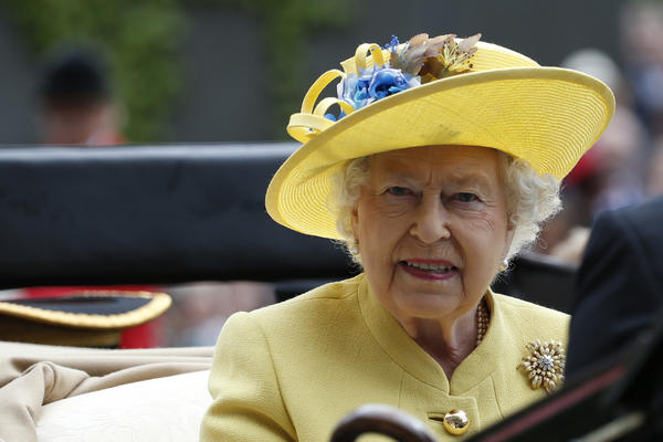GDE IMA TU I PRELIVA: Suma koju kraljica Elizabeta troši na praznične poklone je ABNORMALNA