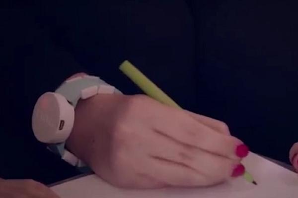 Microsoft Emma Watch je promenio život ljudima sa Parkinsonom! (FOTO) (VIDEO)