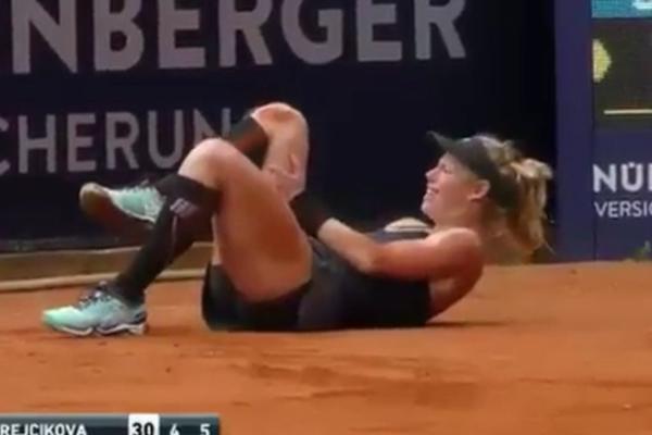UŽAS! Proklizala je noga, otišlo je koleno, a njeni jauci su odjekivali dvoranom: Teška povreda nemačke teniserke! (VIDEO)