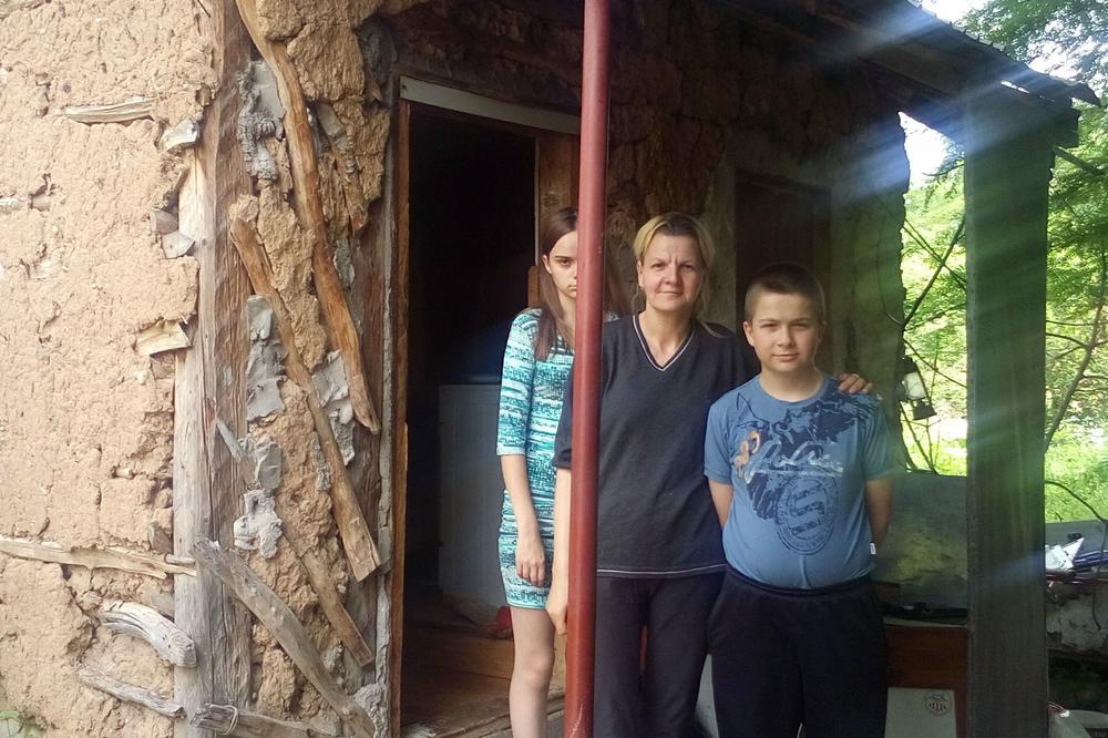 NEMAMO STRUJU, MUŽ JE INVALID, NE MOGU DECI DA SPREMIM RUČAK! Vapaj žene koja živi u stravičnim uslovima (FOTO)