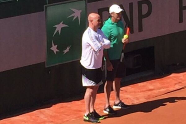 AGASI U PARIZU! Novakov trener odmah izašao na teren, ali nije sa srpskim teniserom! (FOTO)