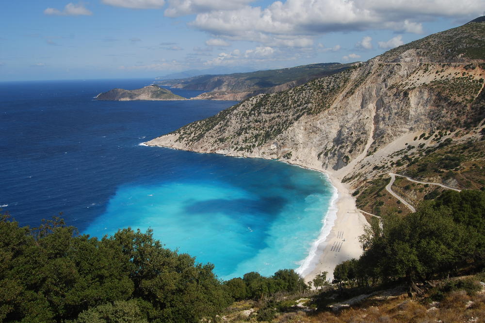 Ovo ostrvo u Grčkoj treba svi da posete: More i plaže kao iz bajke, na njemu je i jedna neobična atrakcija