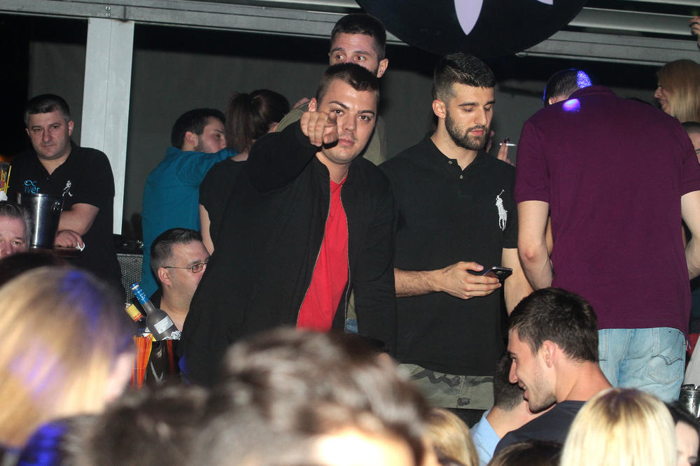 BIO JE NA VRHUNCU SLAVE, LUDO JE VOLEO ĆERKU SVOG KOLEGE: Nasilnik mu je upao u stan, DAVIO devojku, pretio mu smrću,a onda je ISPARIO