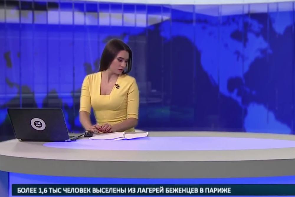 Čitala vesti, a onda se šokirala kad je videla šta joj se vrzma ispod stola (VIDEO)