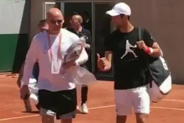 TRENUTAK ZA ISTORIJU: Agasi i Đoković na prvom zajedničkom treningu, navijači ih dočekali ovacijama! (VIDEO)