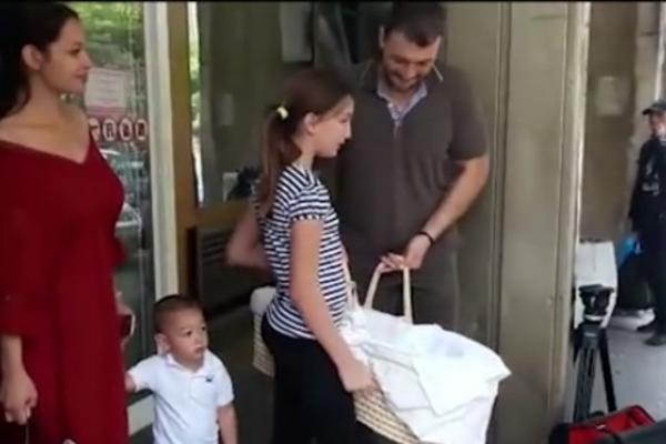 VLADA MANDIĆ IZVEO ĆERKU IZ BOLNICE: Ženu iznenadio buketima cveća, a sa njim je bila i prava EKIPA! (VIDEO)